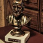 Entre Hippocrate et hypocrite, il y a miroir